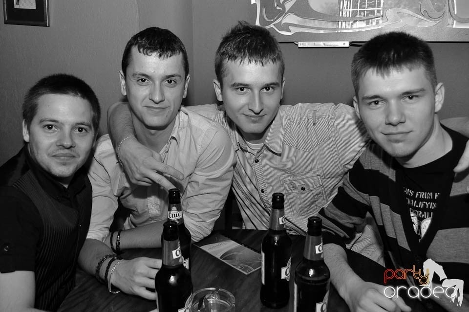 Distracţie în Chanson Café, 