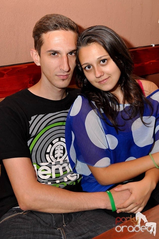 Distracţie în Chanson Café, 