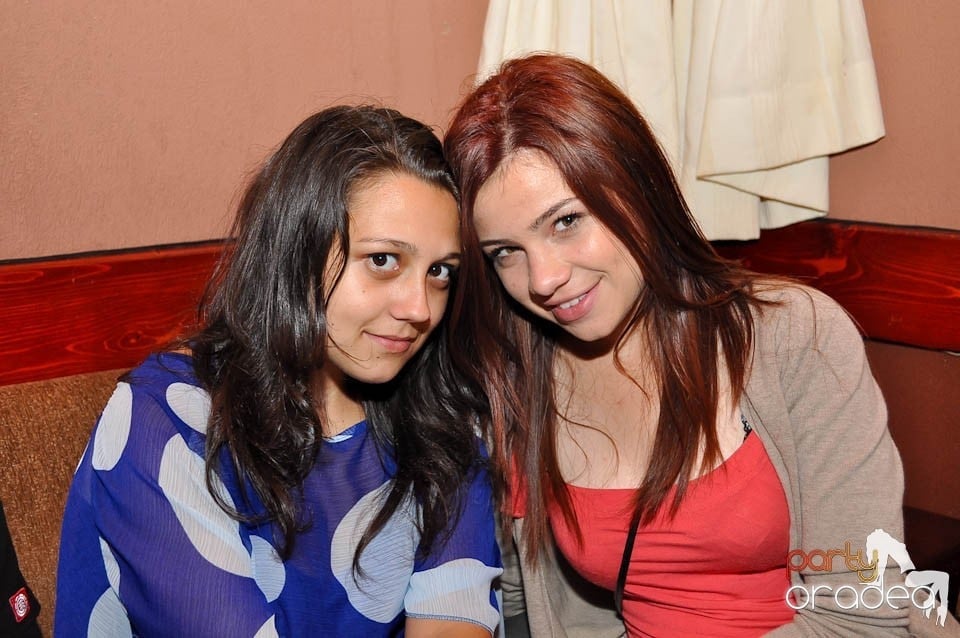 Distracţie în Chanson Café, 