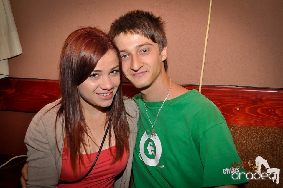 Distracţie în Chanson Café, 