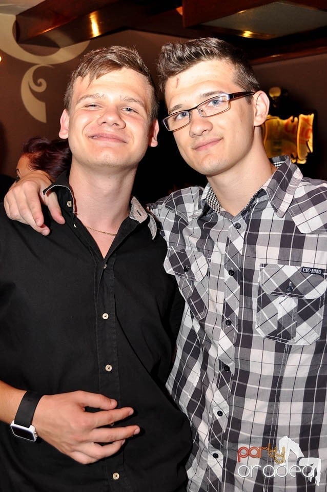 Distracţie în Chanson Café, 