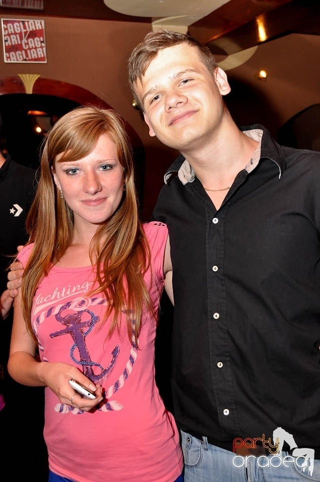 Distracţie în Chanson Café, 