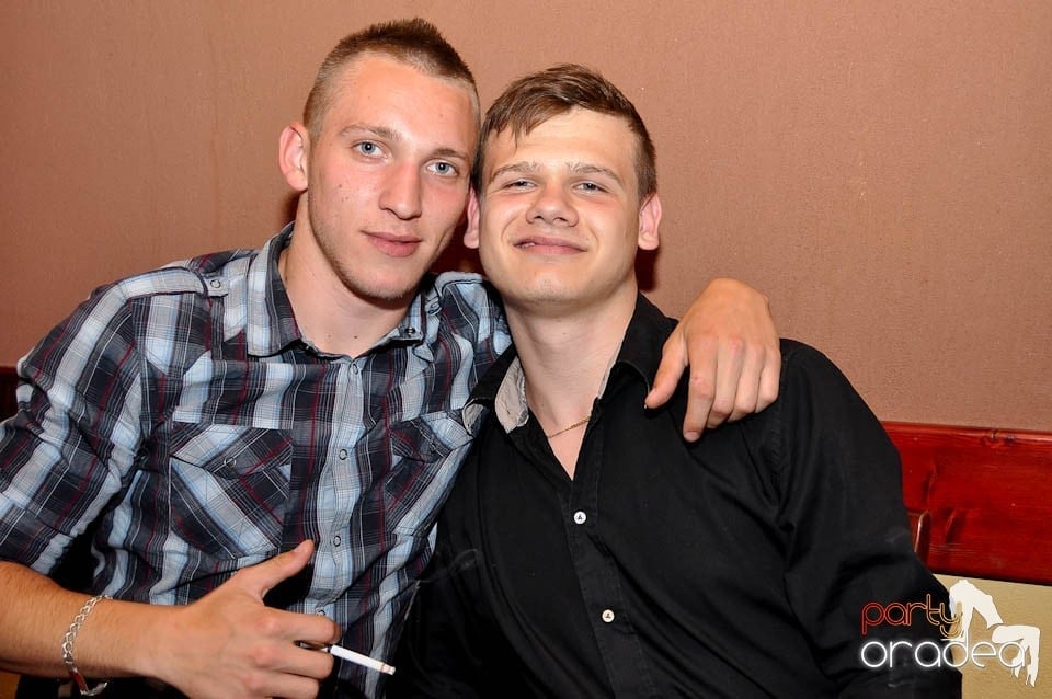 Distracţie în Chanson Café, 