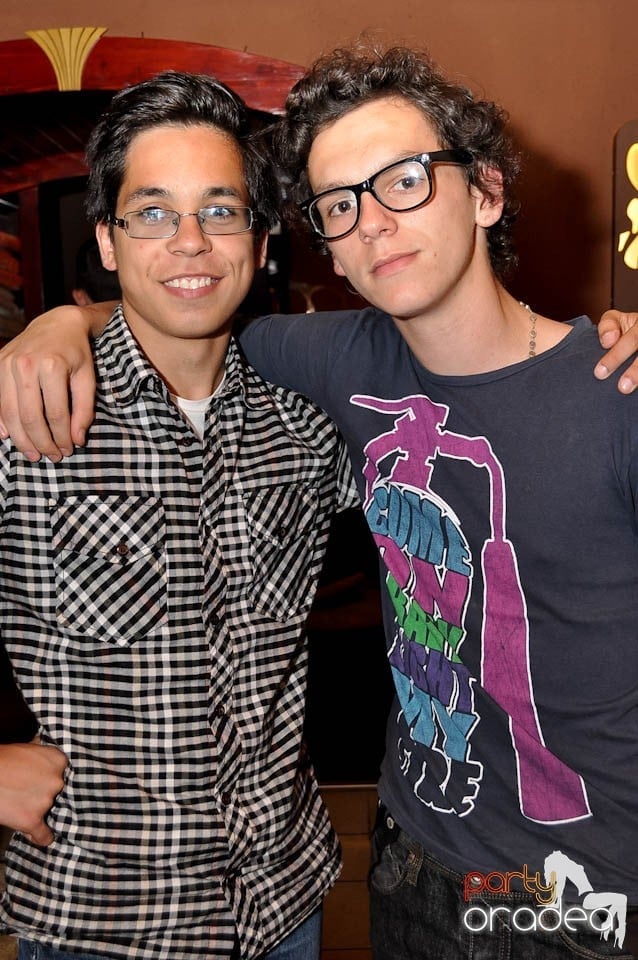 Distracţie în Chanson Café, 