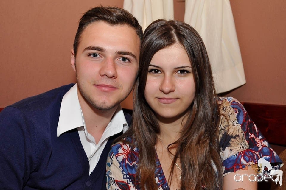 Distracţie în Chanson Café, 