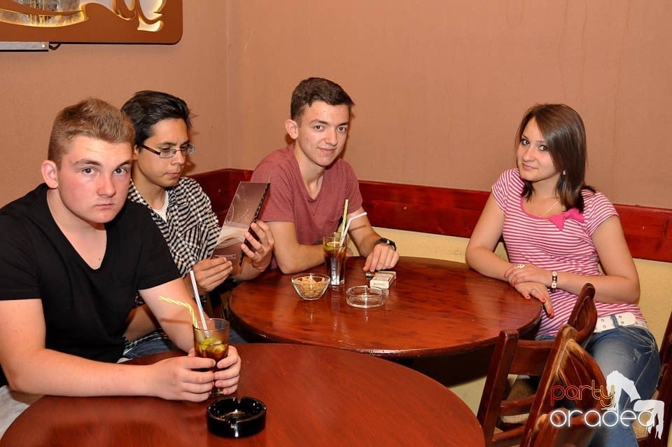 Distracţie în Chanson Café, 