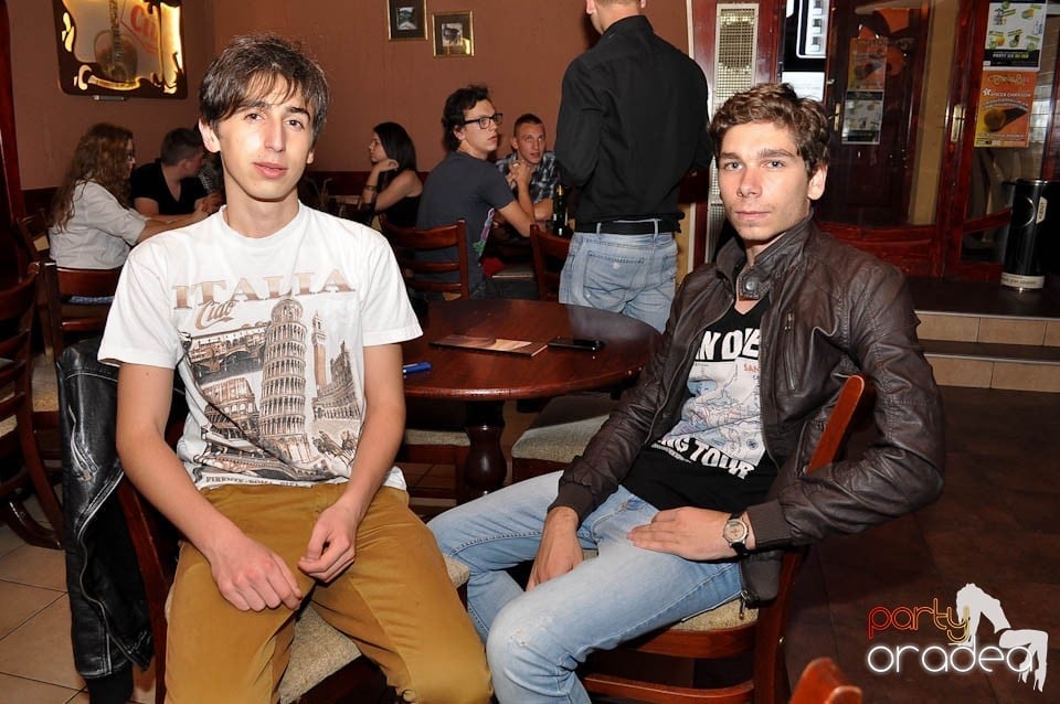 Distracţie în Chanson Café, 