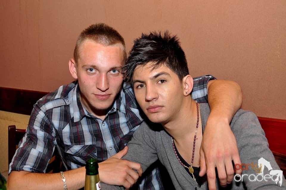 Distracţie în Chanson Café, 