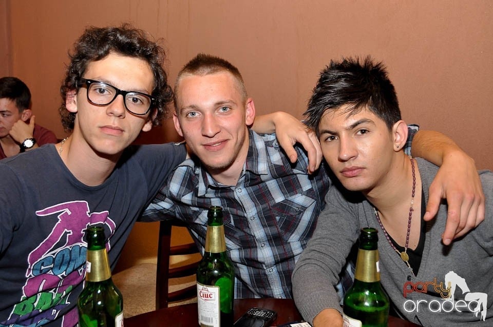 Distracţie în Chanson Café, 