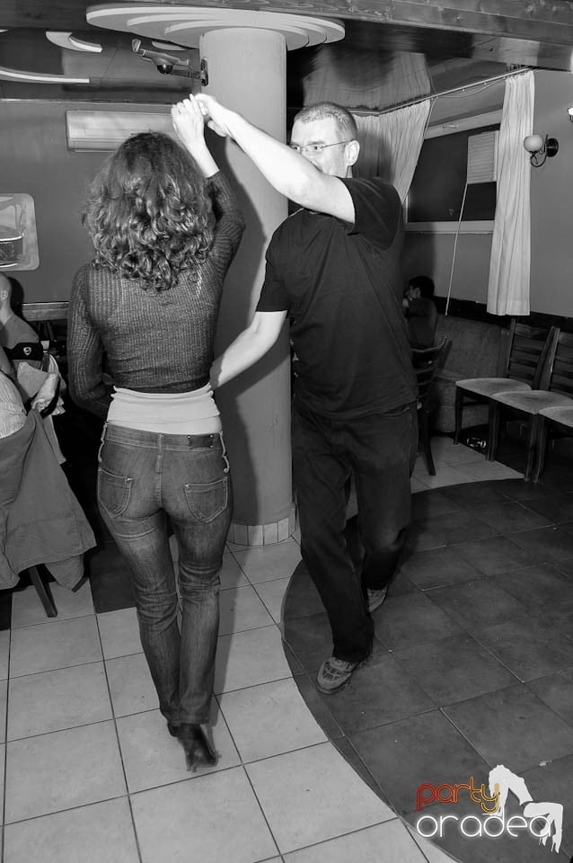 Distracţie în Chanson Café, 