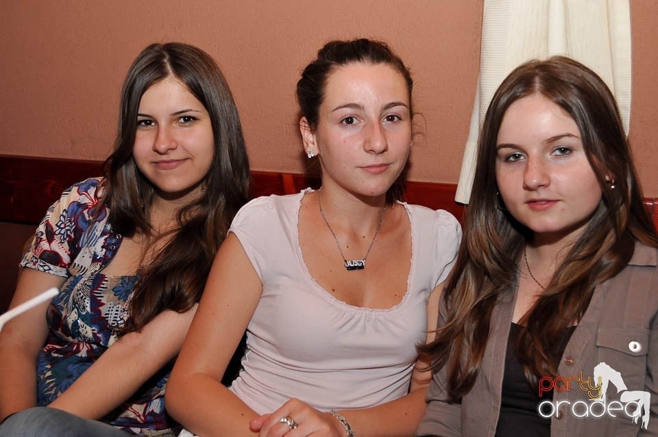 Distracţie în Chanson Café, 