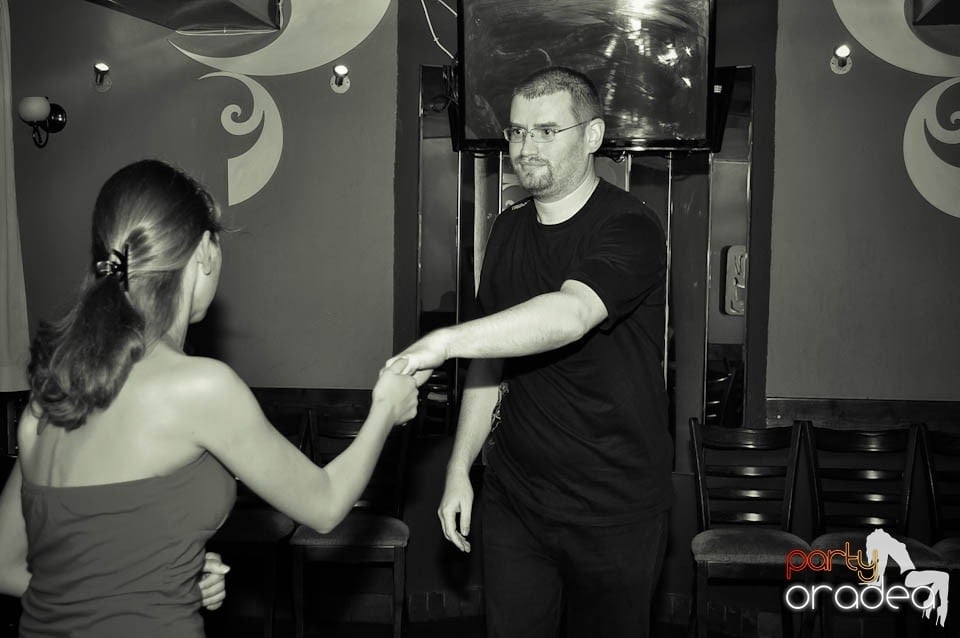 Distracţie în Chanson Café, 