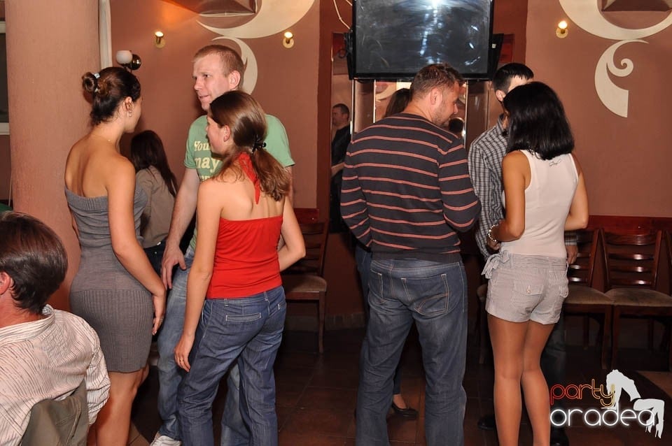 Distracţie în Chanson Café, 