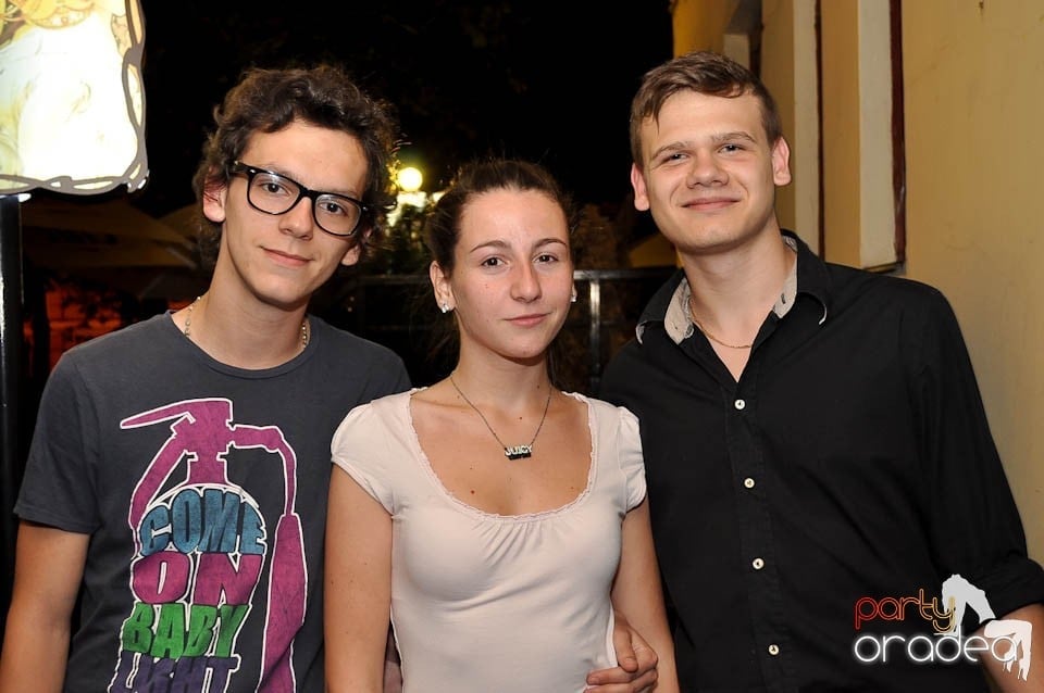 Distracţie în Chanson Café, 