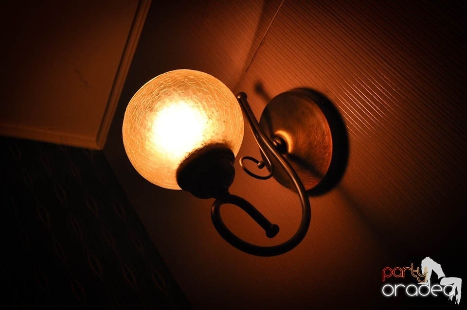 Distracţie în Chanson Café, 