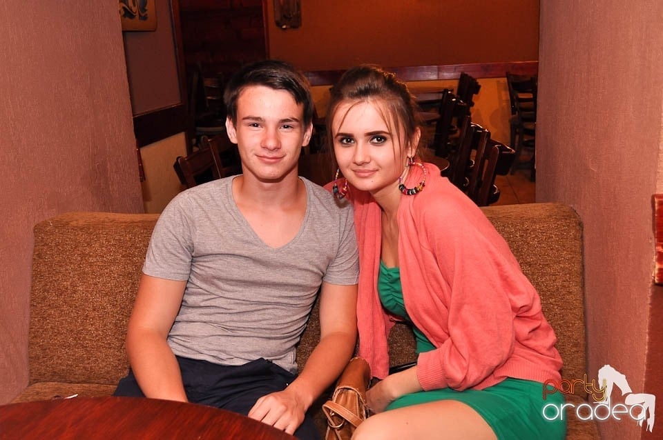 Distracţie în Chanson Café, 