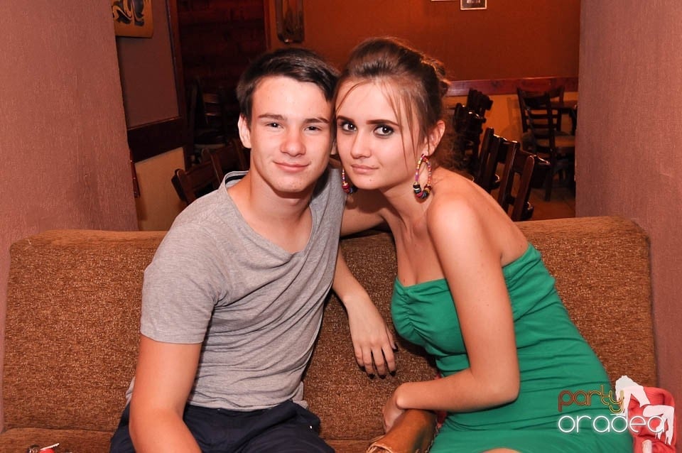 Distracţie în Chanson Café, 