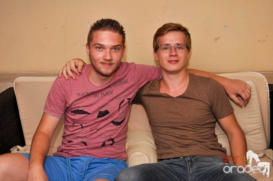 Distracţie în Chanson Café, 