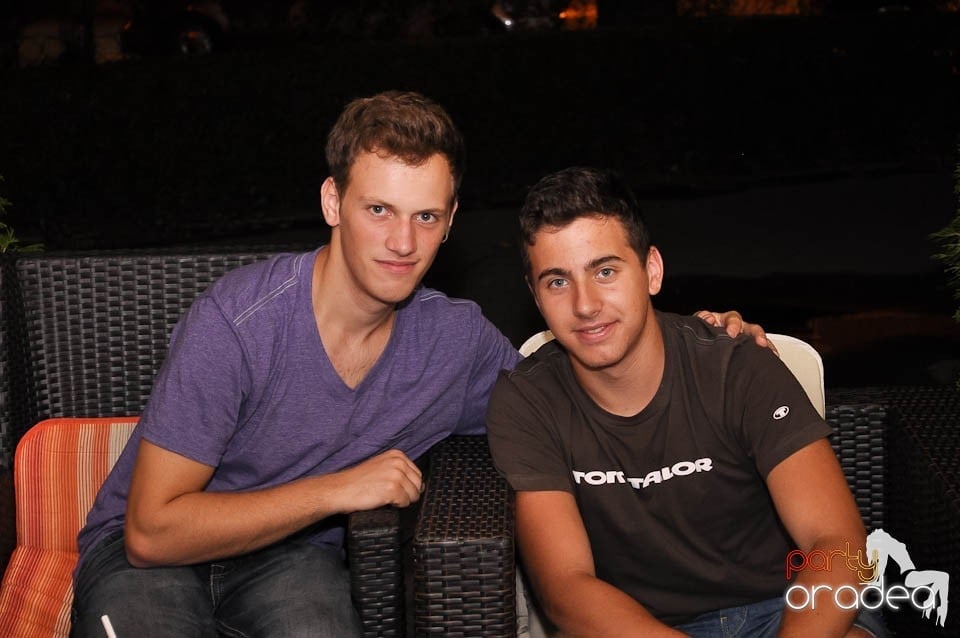 Distracţie în Chanson Café, 