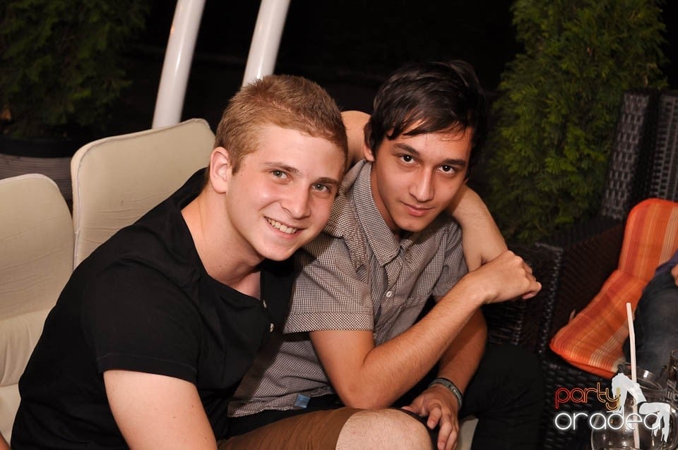 Distracţie în Chanson Café, 