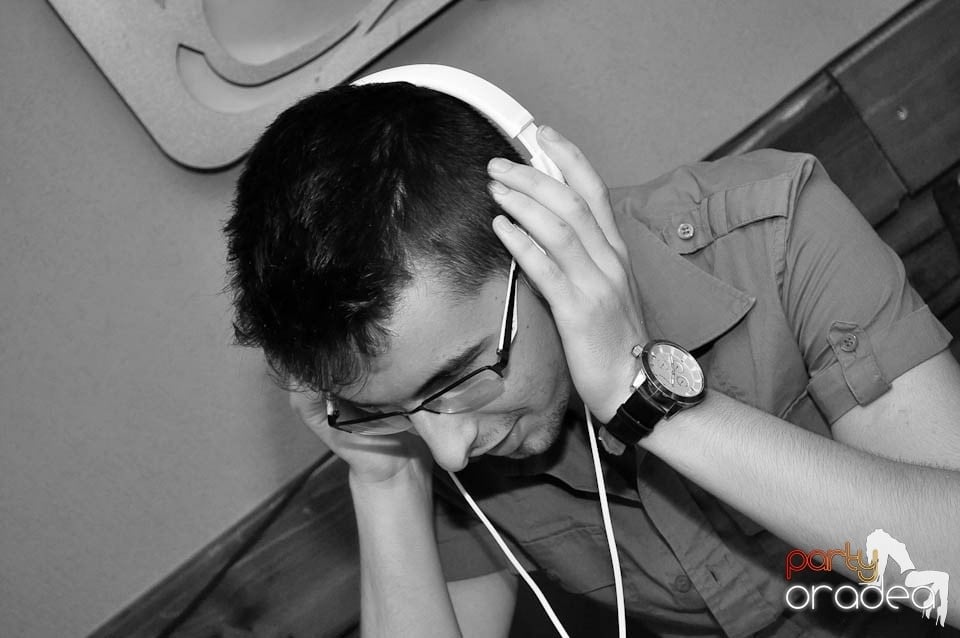 Distracţie în Chanson Café, 