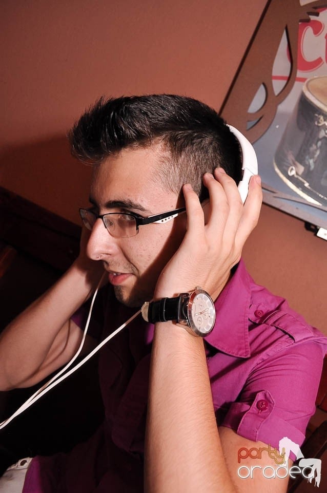 Distracţie în Chanson Café, 