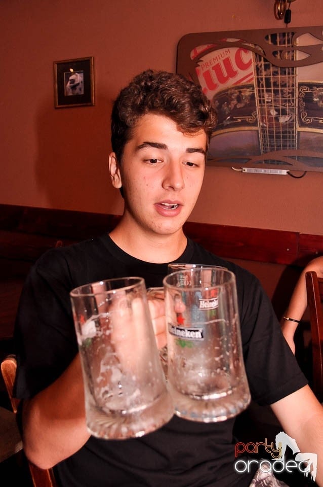 Distracţie în Chanson Café, 