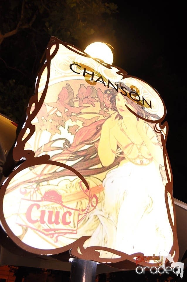 Distracţie în Chanson Café, 