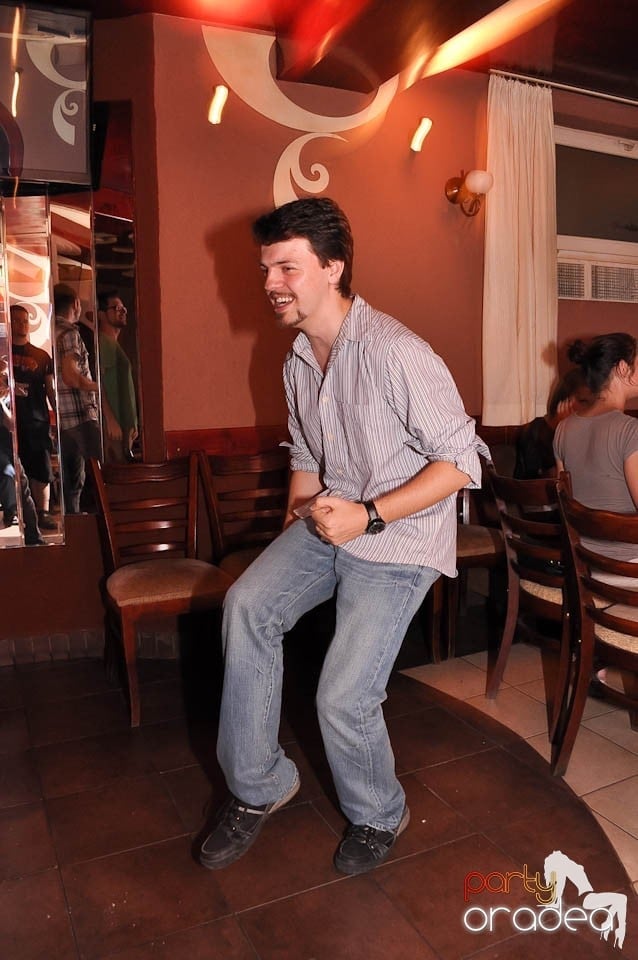 Distracţie în Chanson Café, 