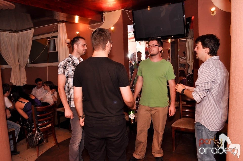 Distracţie în Chanson Café, 