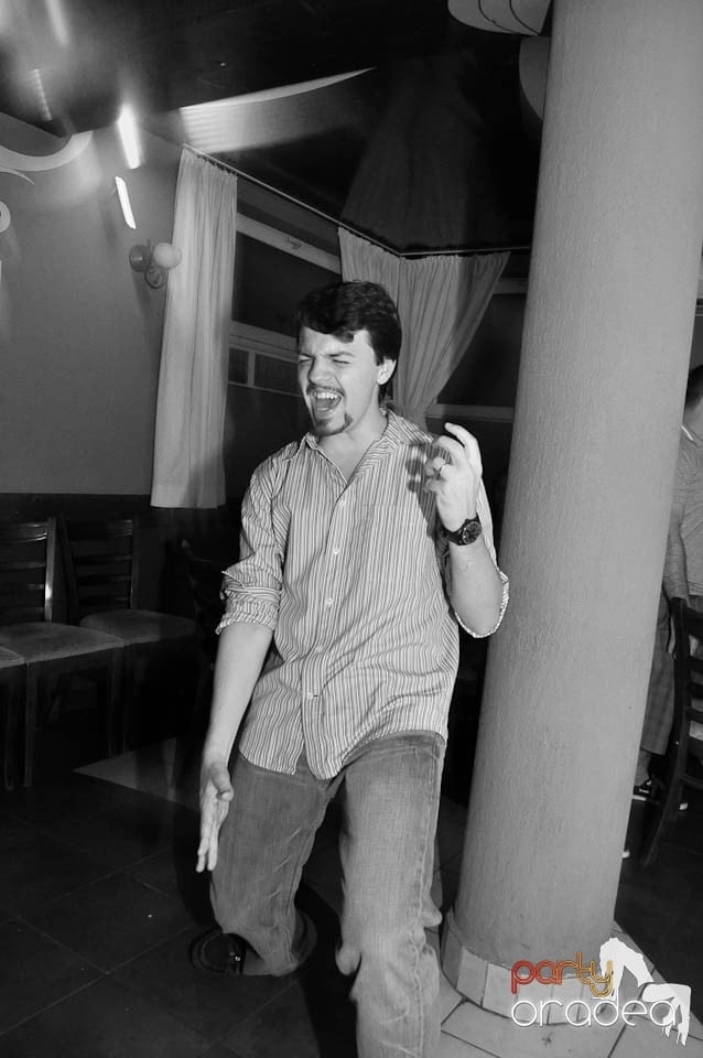 Distracţie în Chanson Café, 