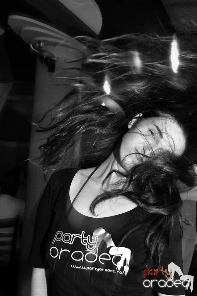 Distracţie în Chanson Café, 