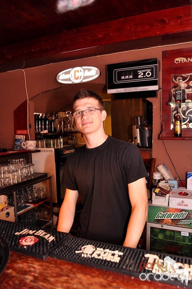 Distracţie în Chanson Café, 