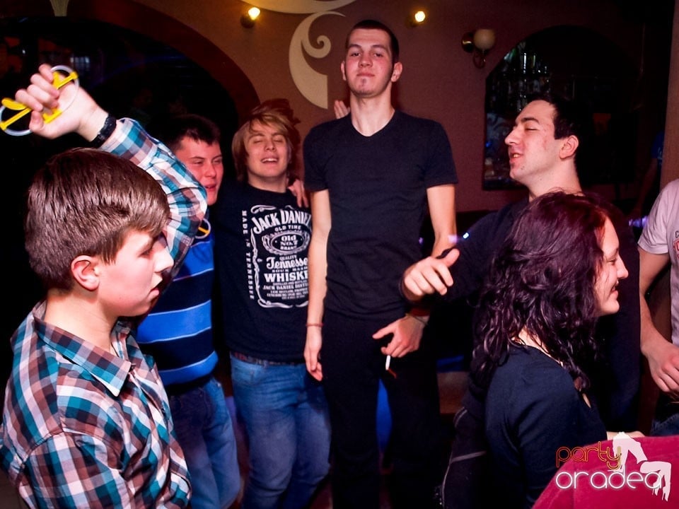 Distracţie în Chanson Café, 