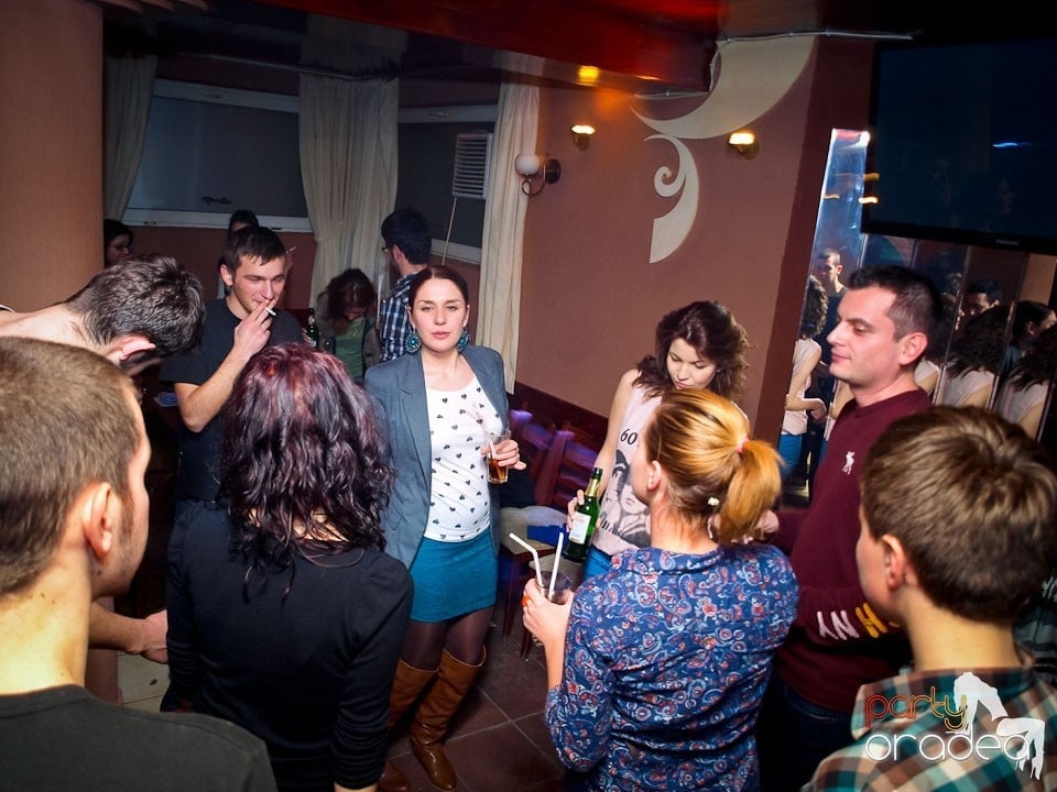 Distracţie în Chanson Café, 