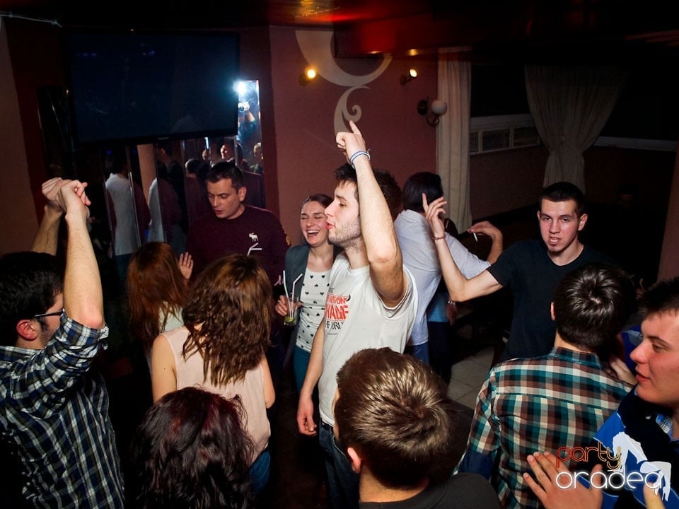 Distracţie în Chanson Café, 