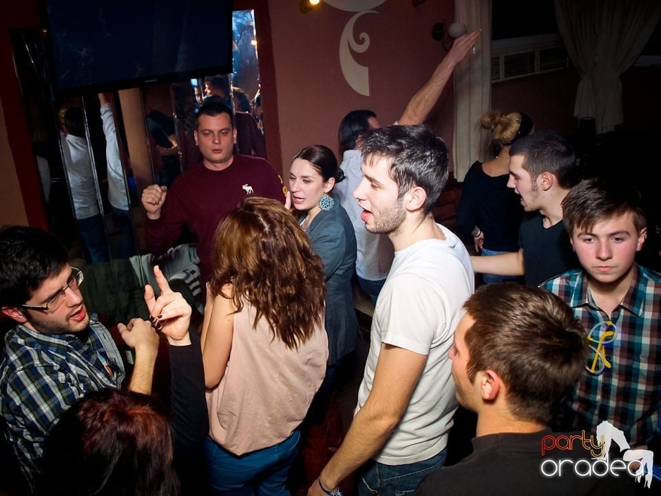 Distracţie în Chanson Café, 