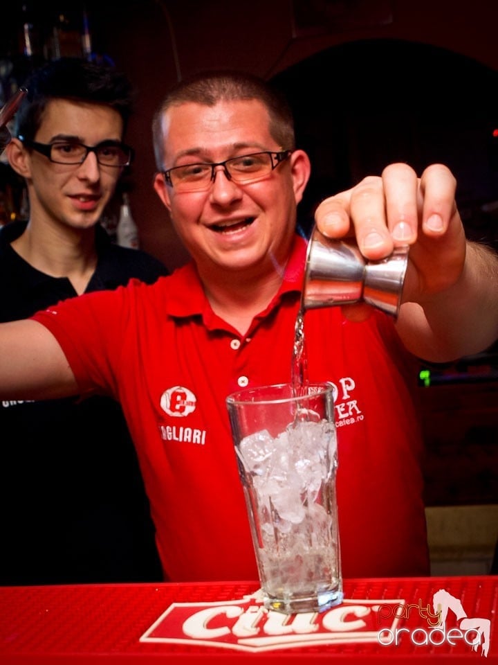 Distracţie în Chanson Café, 