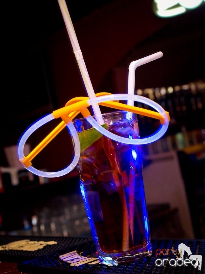 Distracţie în Chanson Café, 