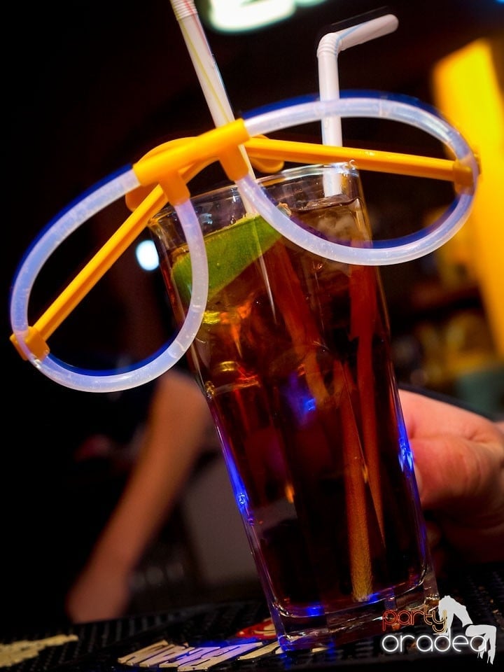 Distracţie în Chanson Café, 