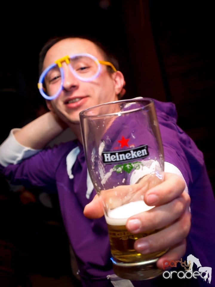 Distracţie în Chanson Café, 