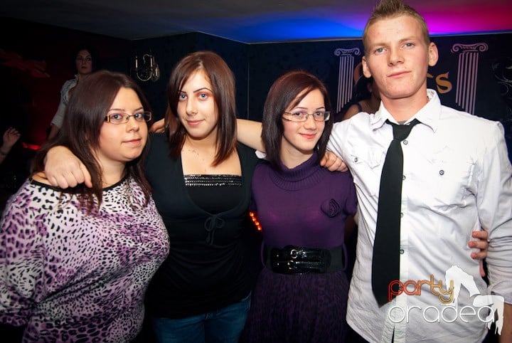 Distracţie în Club Atti's, 