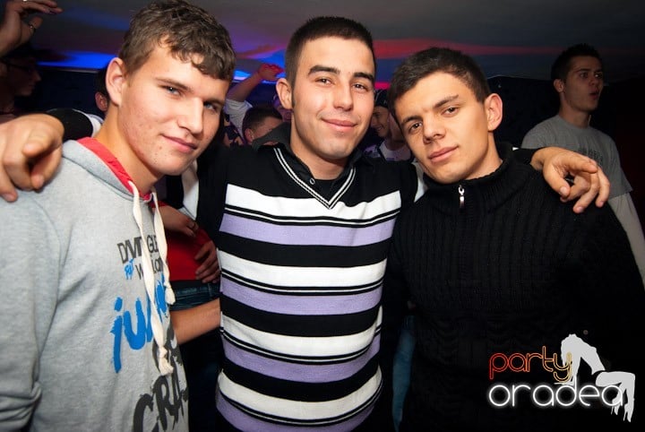 Distracţie în Club Atti's, 