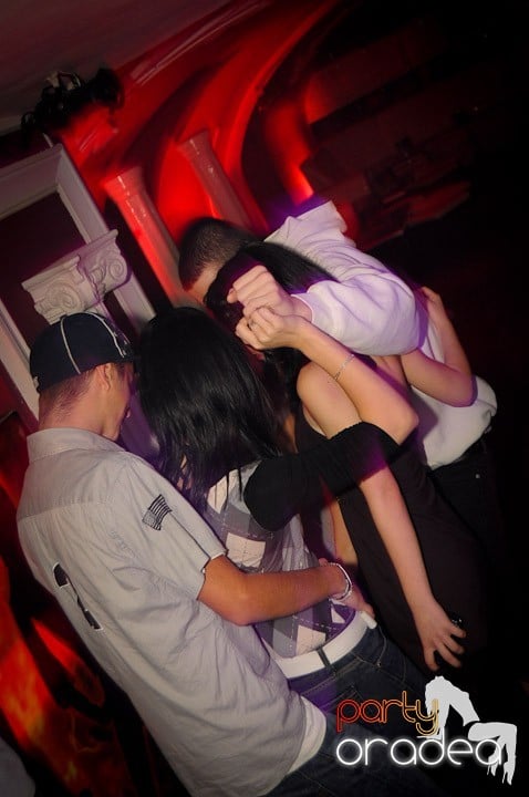 Distracţie în Club Atti's, 