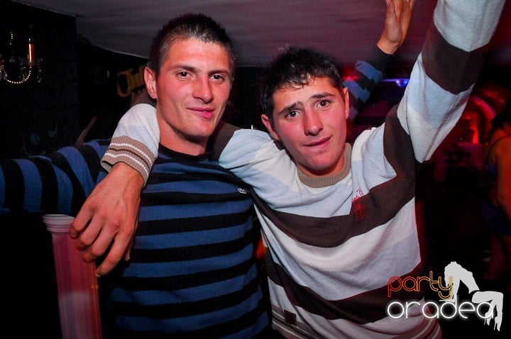 Distracţie în Club Atti's, 