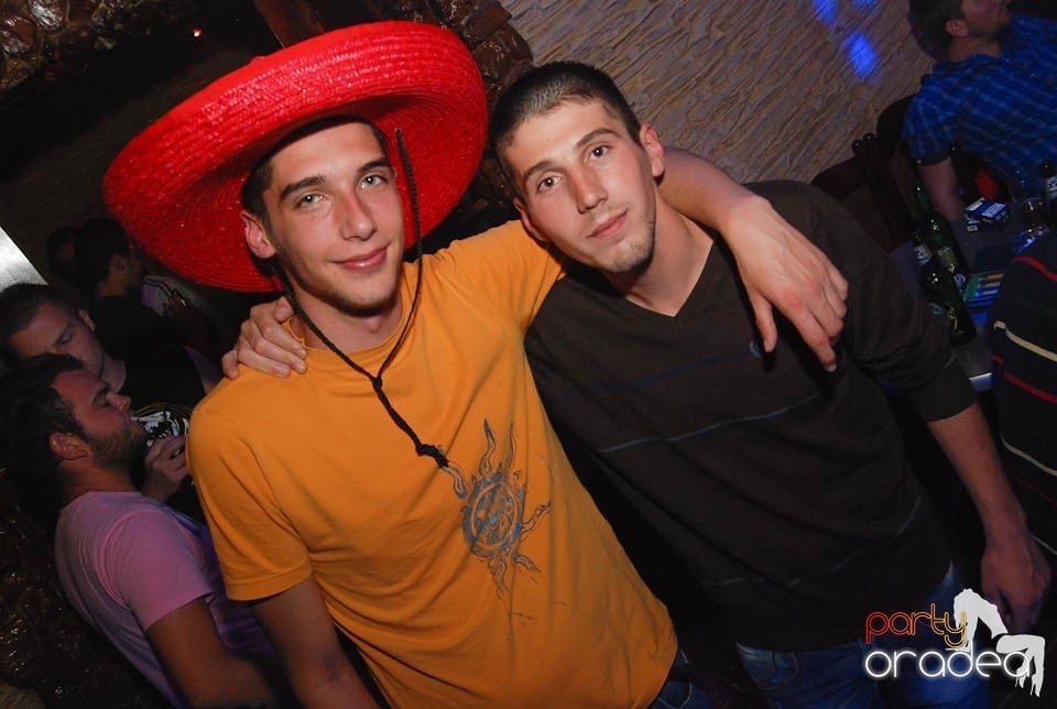 Distracţie în Club Downtown, 