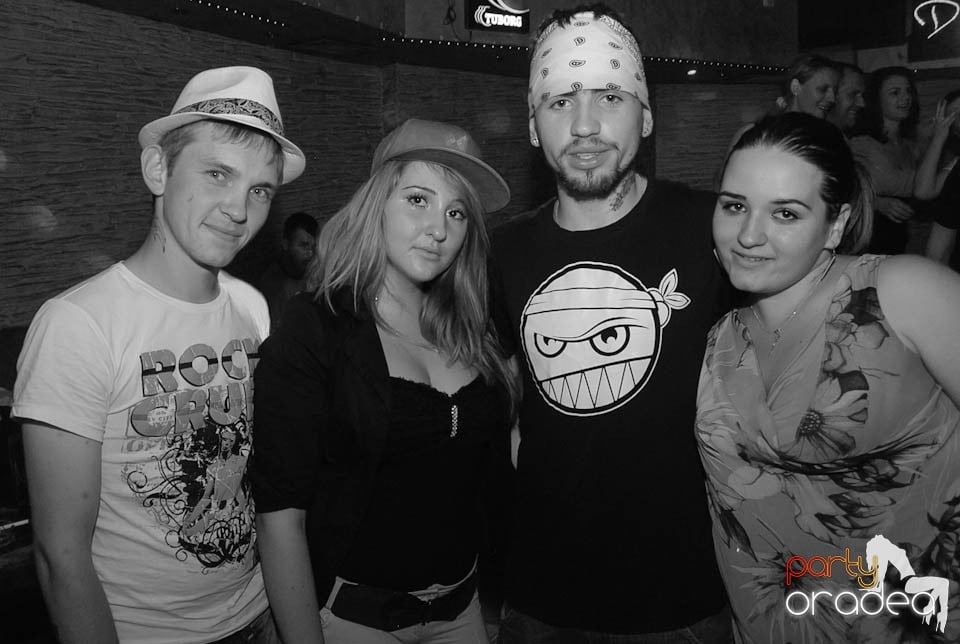 Distracţie în Club Downtown, 