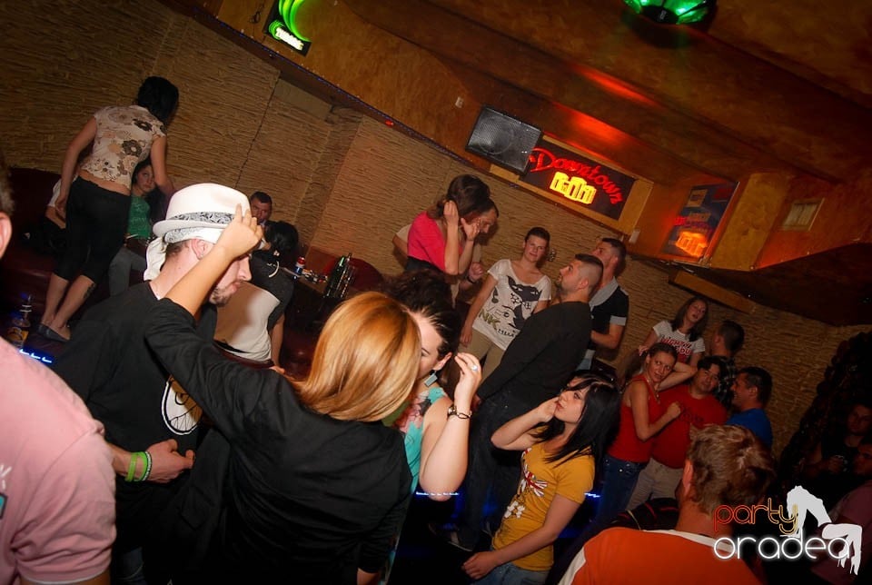 Distracţie în Club Downtown, 