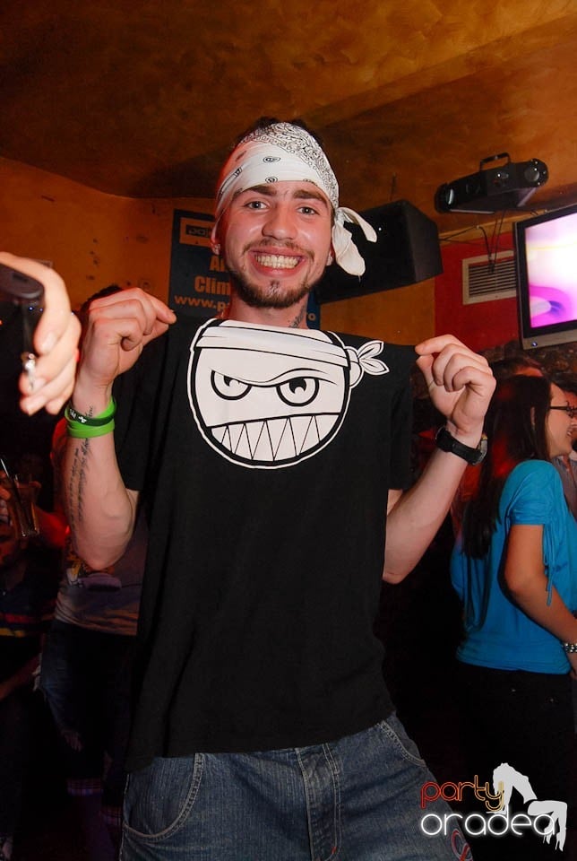 Distracţie în Club Downtown, 