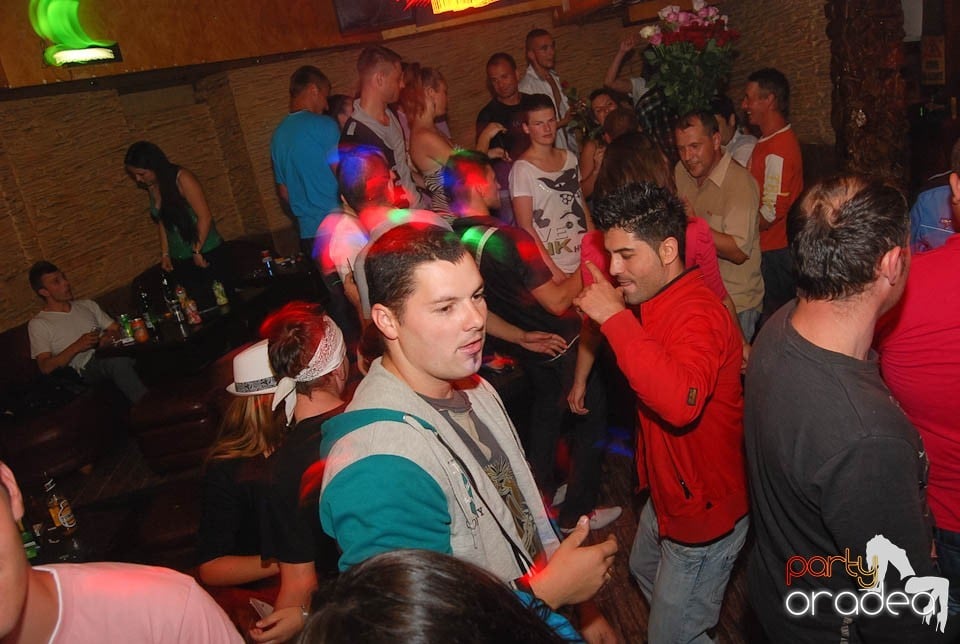 Distracţie în Club Downtown, 